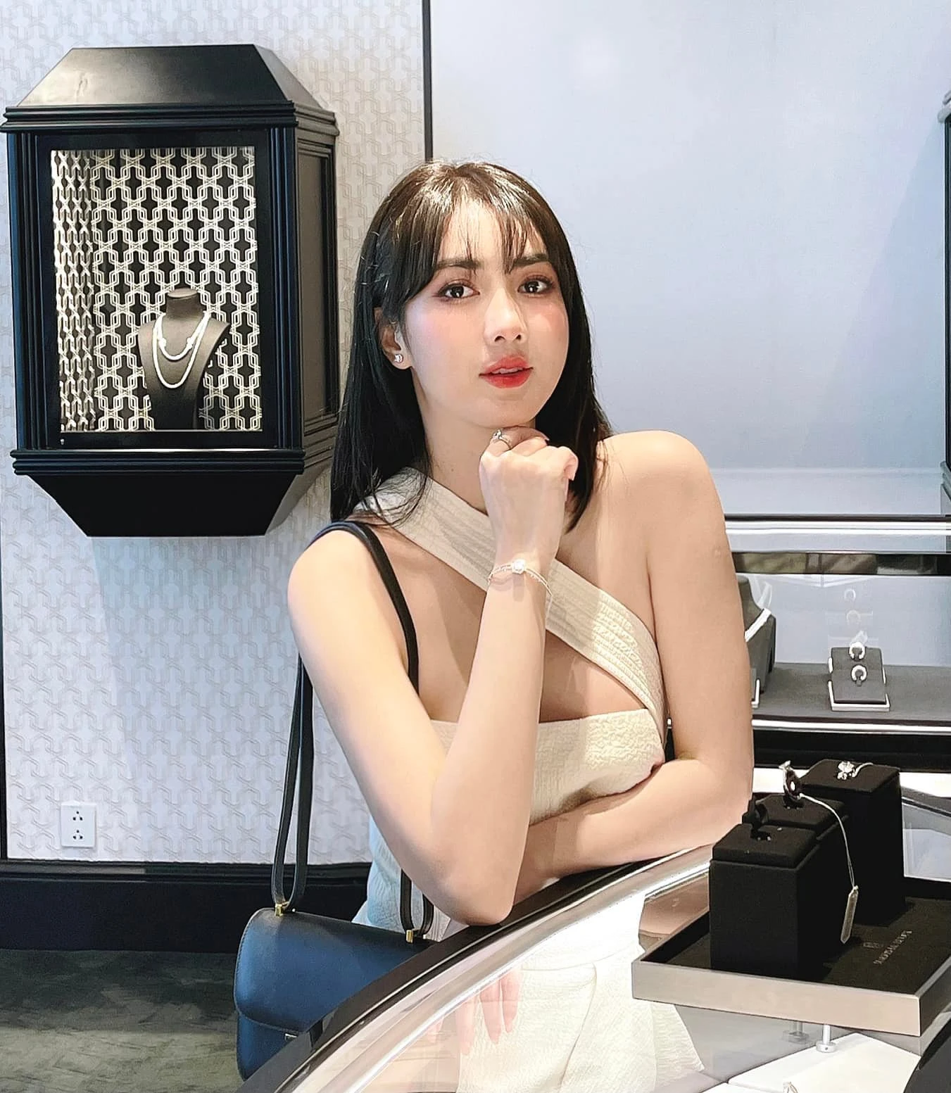 ho-thi-thuy-linh- 6